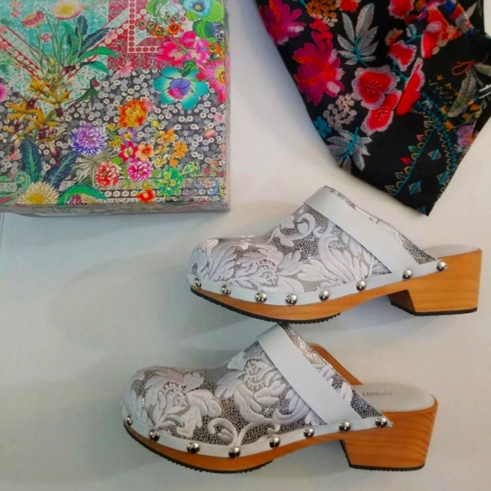 Johnny Was Dormi White Floral Embroidered Wooden Heel Clogs Shoes US 9 NEW